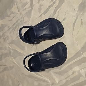 Unisex Navy Crocs, like new. Sz 8 mens, sz 10 wmn